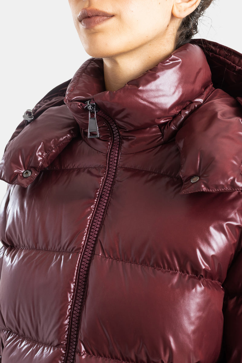 Detailansicht des Stehkragens der weinroten Moncler Maire Jacke mit Gunmetal-Reißverschluss und Druckknöpfen