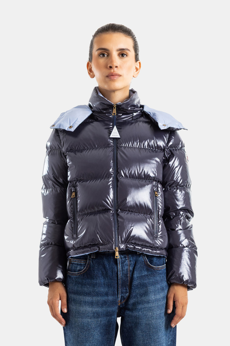 Kurze Moncler Niveole Daunenjacke für Damen mit zweifarbigem Stehkragen aus lackiertem Nylon in Marineblau