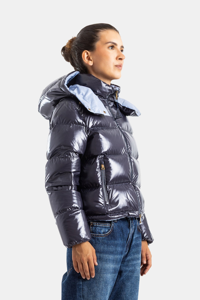 Seitenansicht der Moncler Niveole Daunenjacke für Damen mit Oversize-Kapuze, glänzender Optik und goldenen Zippern