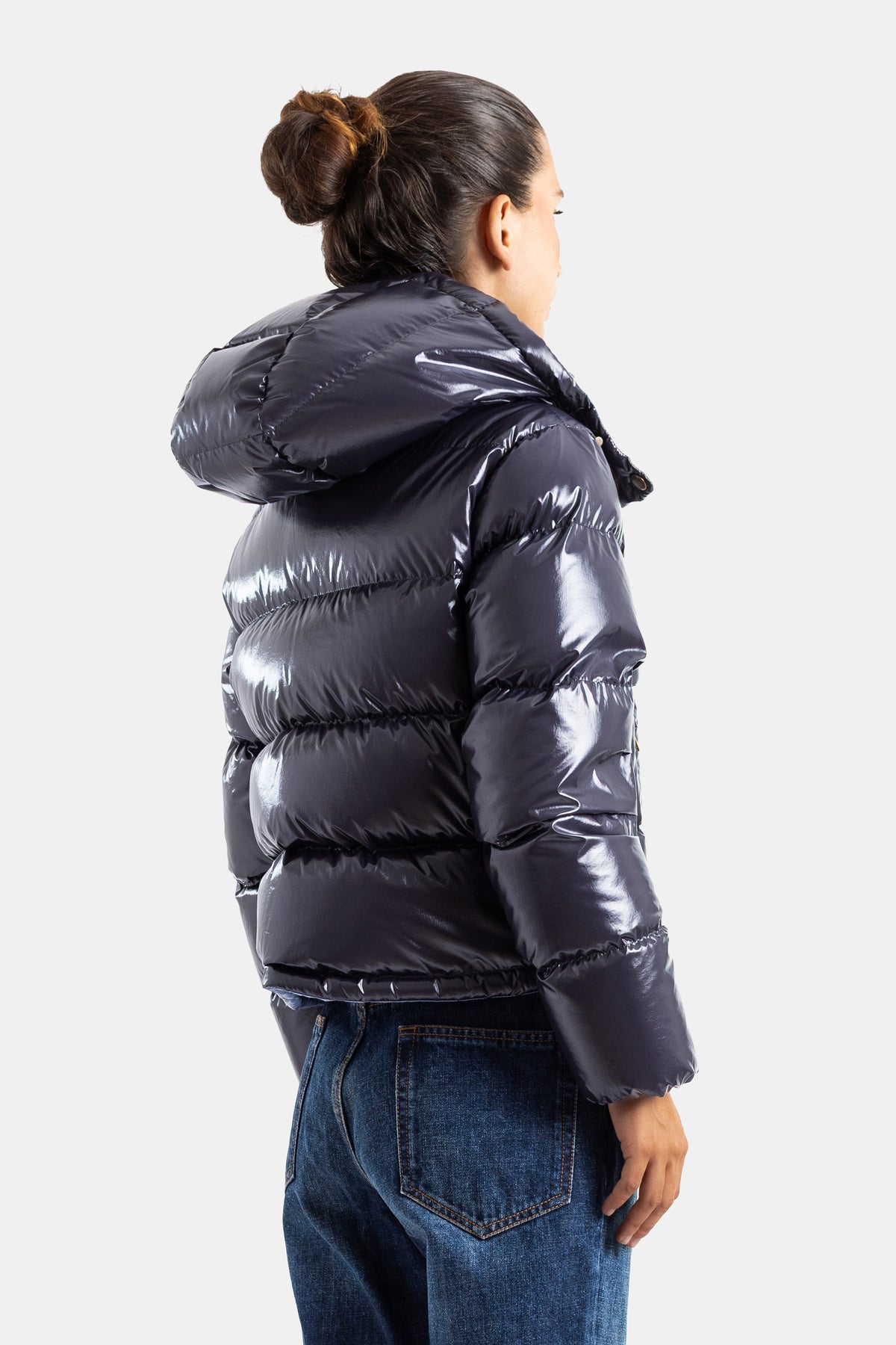 Dreiviertel-Rückenansicht der kurzen Moncler Niveole Damen-Daunenjacke aus marineblauem Lacknylon mit Steppung