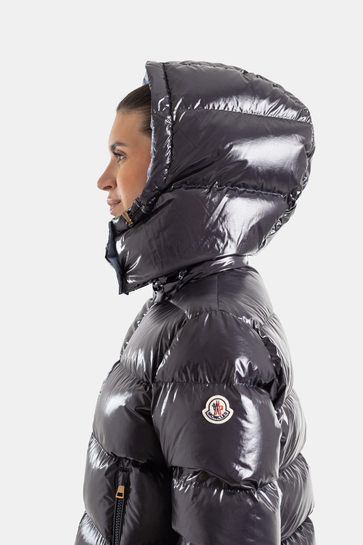 Detailansicht der strukturierten Kapuze der Moncler Niveole Damen-Daunenjacke aus marineblauem Lacknylon