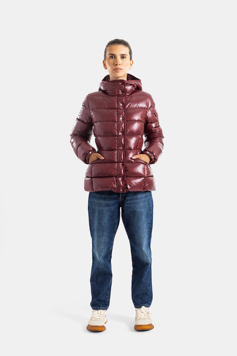 Moncler Barante bordeauxrote glänzende Daunenjacke, Frontansicht, Model mit blauer Jeans und weißen Sneakers.