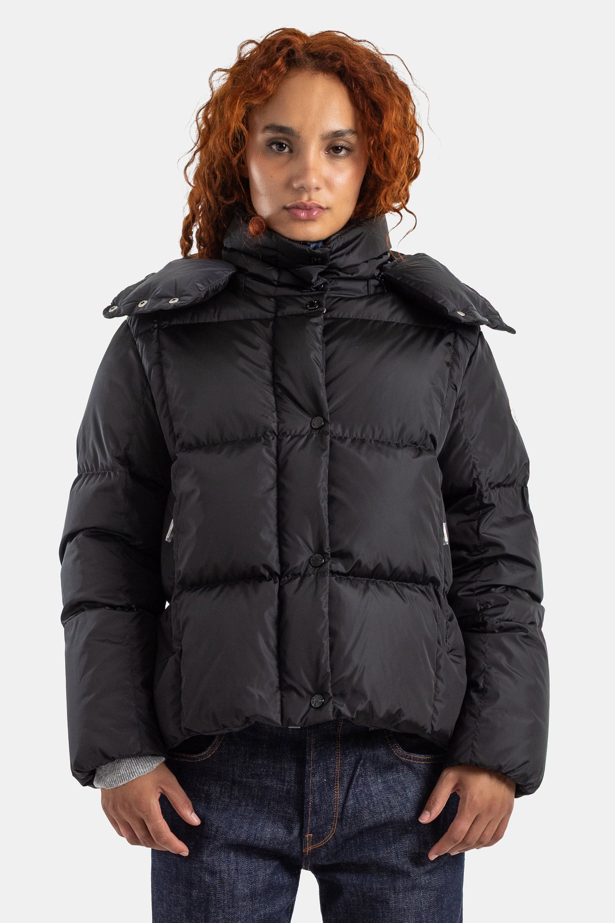 Schwarze Moncler Castelnew kurze Daunenjacke für Damen mit Stehkragen, Schulterpolstern und Oversize-Schnitt.