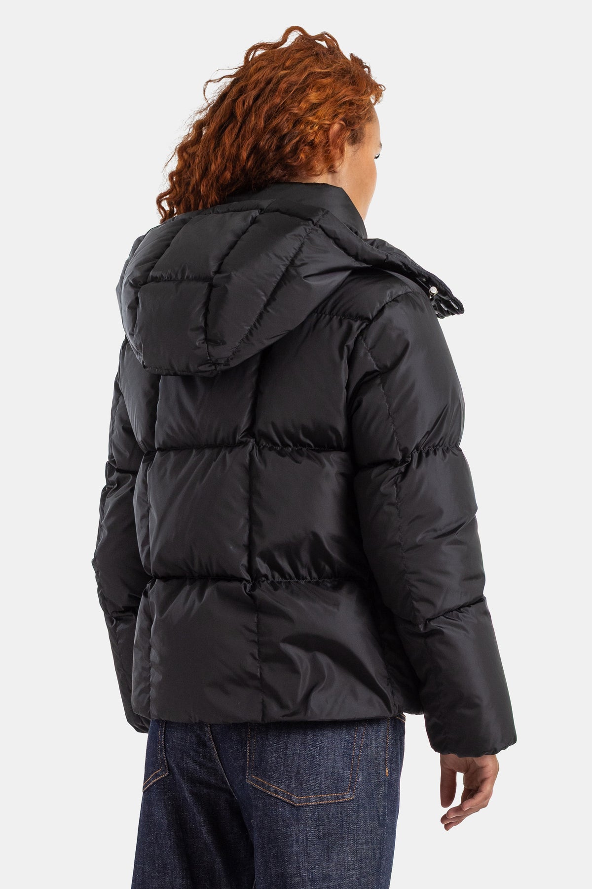 Rückansicht der kurzen schwarzen Moncler Castelnew Jacke mit Kapuze, Quersteppung und Schulterpolstern.