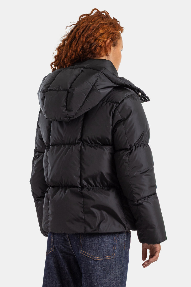 Rückansicht der kurzen schwarzen Moncler Castelnew Jacke mit Kapuze, Quersteppung und Schulterpolstern.