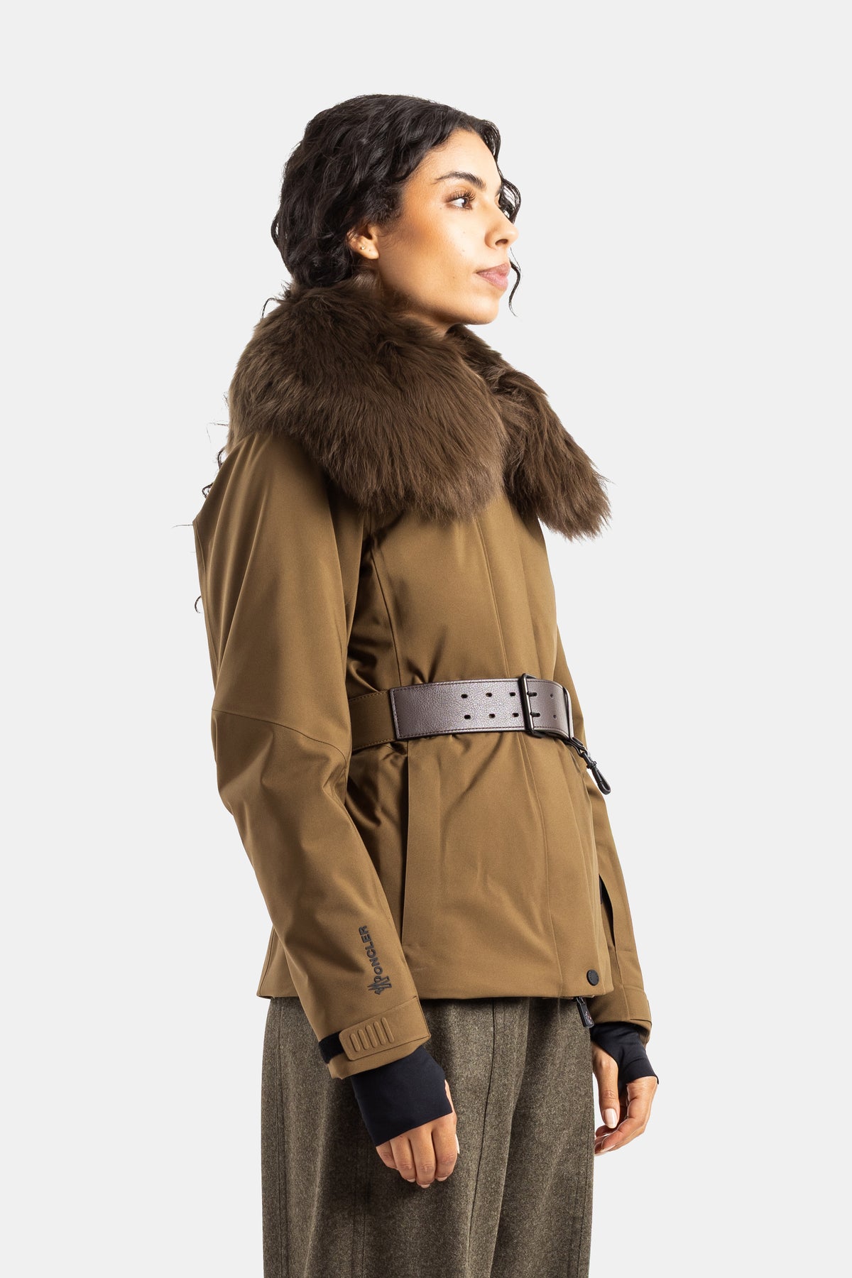 Moncler Grenoble Vizelles vista di tre quarti polsini neri logo ricamato giacca da sci donna color oliva