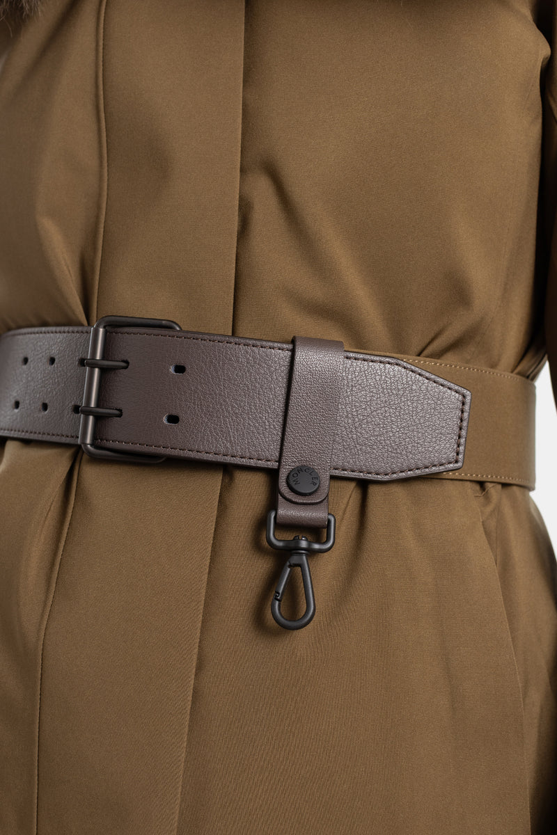 Moncler Grenoble Vizelles cintura larga pelle marrone fibbia doppio ardiglione moschettone metallo antracite