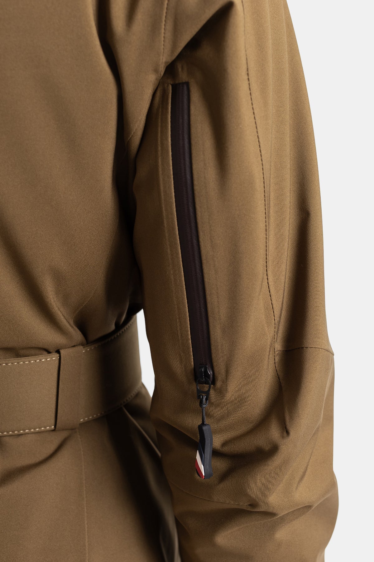 Moncler Grenoble Vizelles tasca con zip laterale cerniera nera patch tricolore giacca da sci cammello