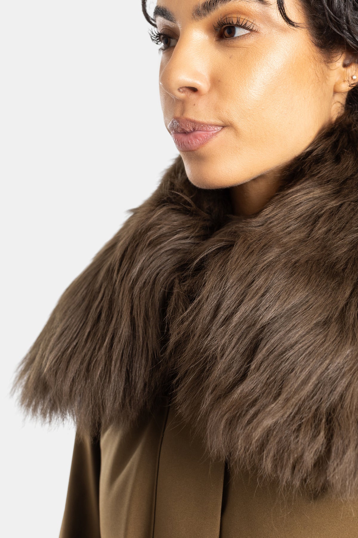 Moncler Grenoble Vizelles collo shearling marrone voluminoso primo piano texture pelo lungo giacca sci donna kaki
