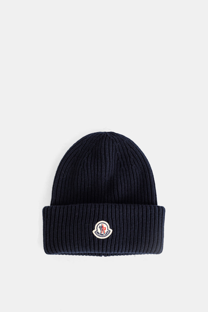 Gorro acanalado Moncler en lana virgen azul marino con un dobladillo ancho y su emblemático parche de logotipo.