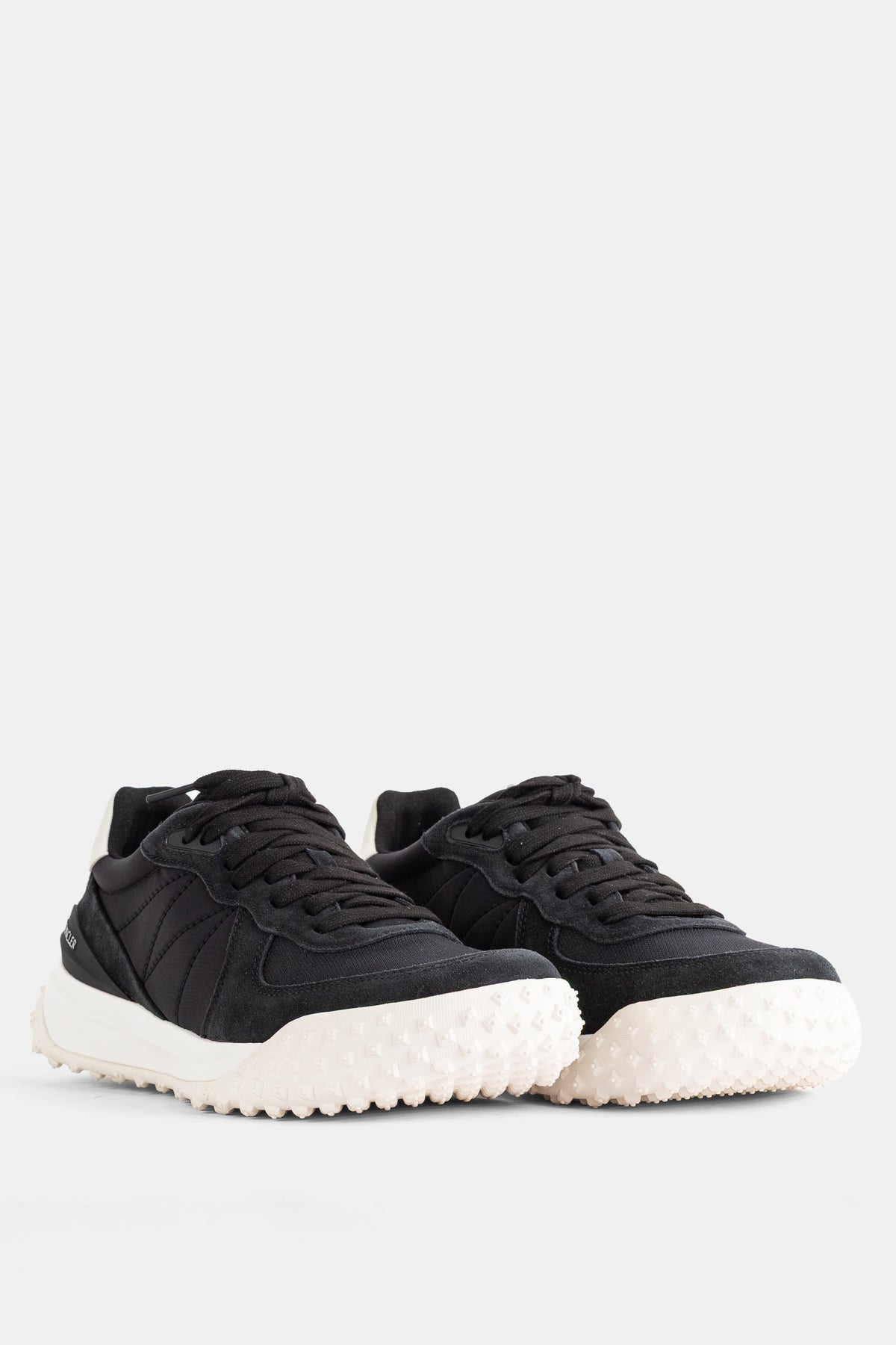Moncler City Trek paire de sneakers homme noir mat vue de face trois quarts semelle gomme blanche structurée