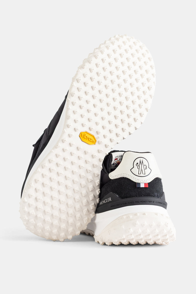 Moncler City Trek semelle Vibram blanche à picots et talon logo homme noir et blanc cassé