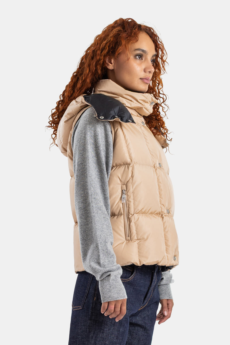 Moncler Macareux doudoune sans manches beige matelassée, vue de profil avec zip latéral doré
