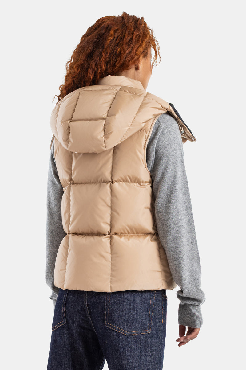 Moncler Macareux doudoune sans manches beige dos matelassé carreaux, capuche volumineuse, cheveux roux bouclés