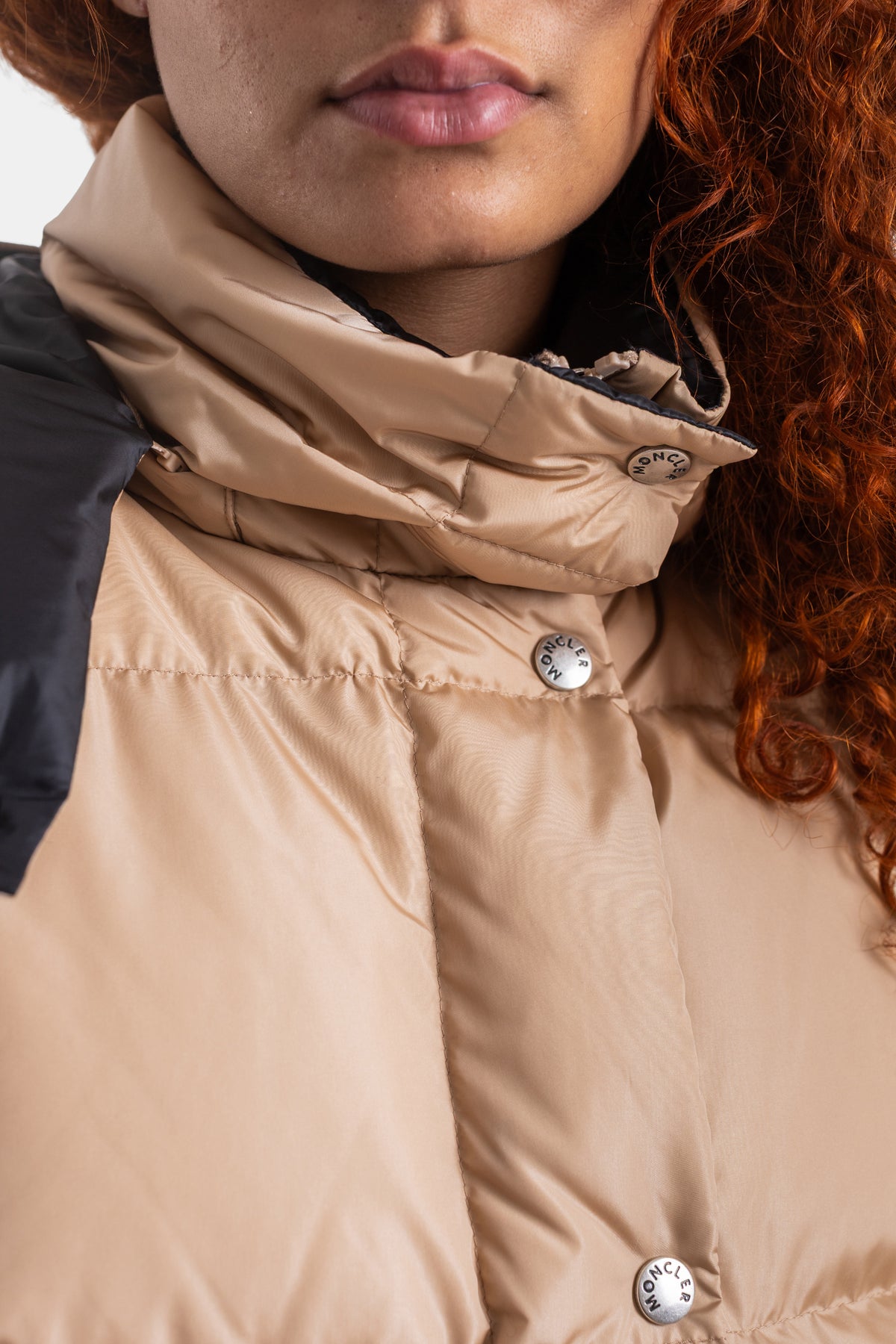 Moncler Macareux boutons-pression argentés logotypés sur col doudoune beige sans manches, zoom détail fermeture