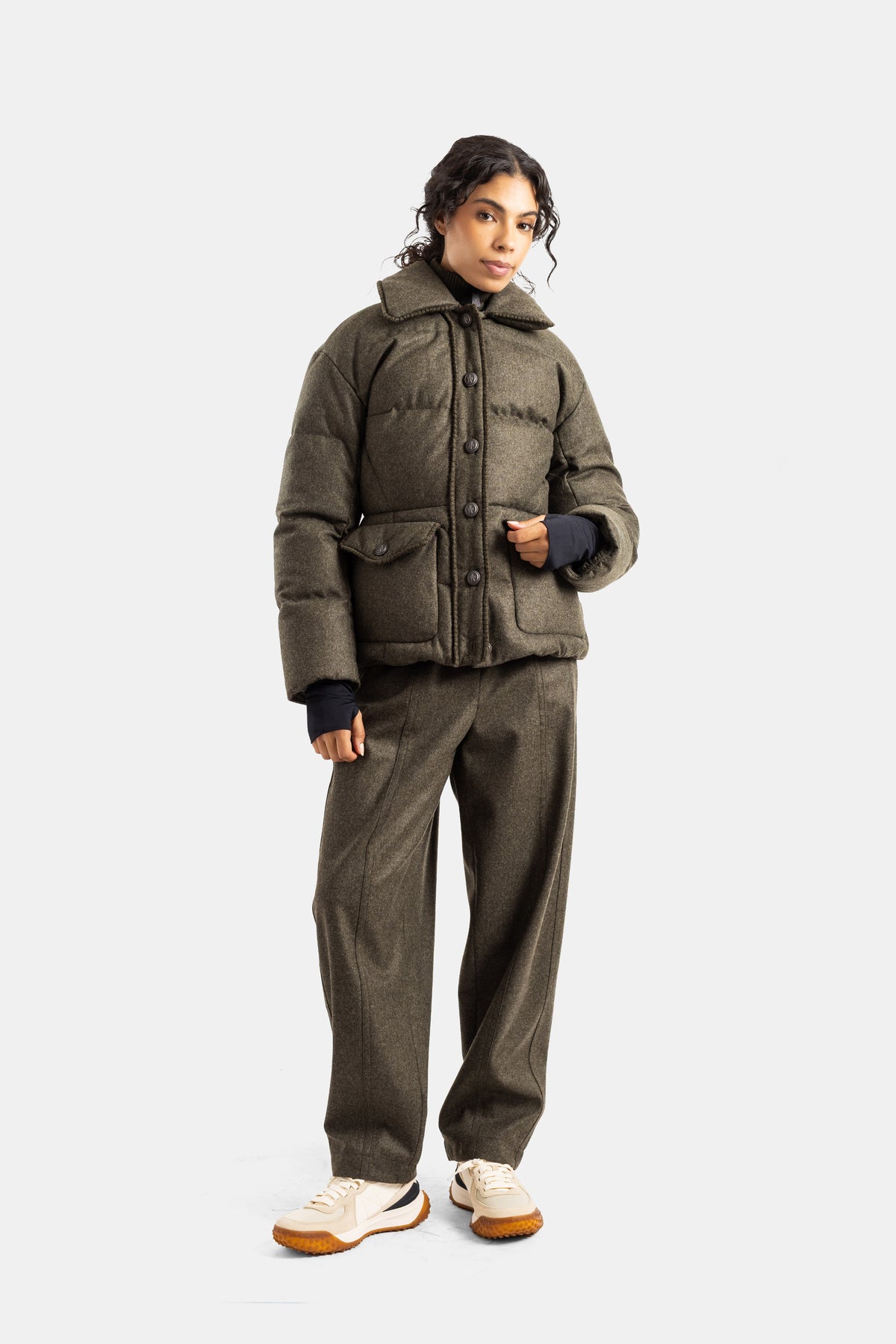 Conjunto Moncler Grenoble de lana caqui para mujer con plumífero acolchado, pantalón ancho y zapatillas blancas