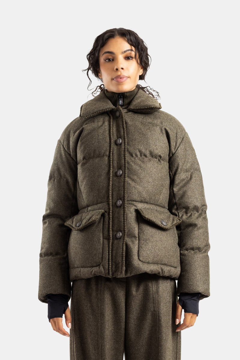 Piumino da sci donna Moncler Grenoble in lana kaki, collo alto, taglio corto e volumetrico con tasche a pattina.