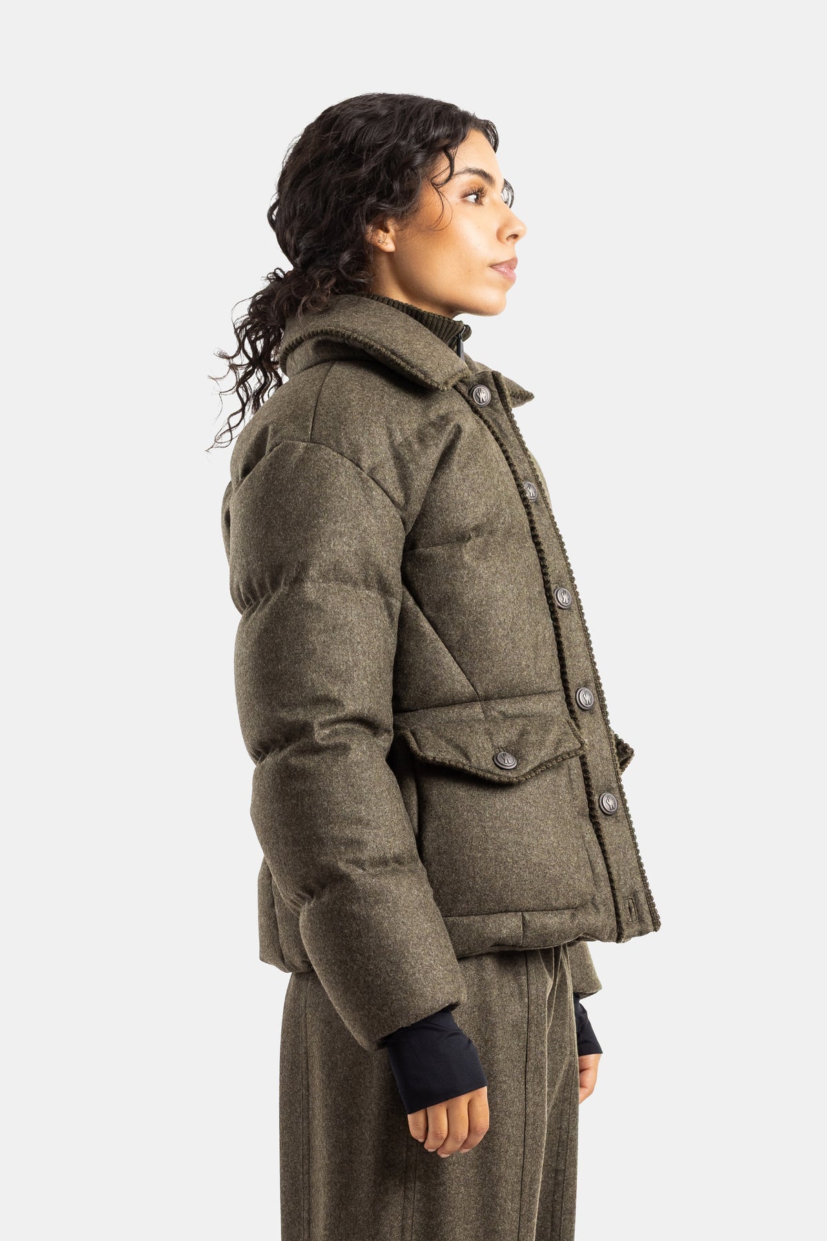 Chaqueta acolchada Moncler Grenoble de lana caqui para mujer, vista de perfil con botones plateados y manga larga