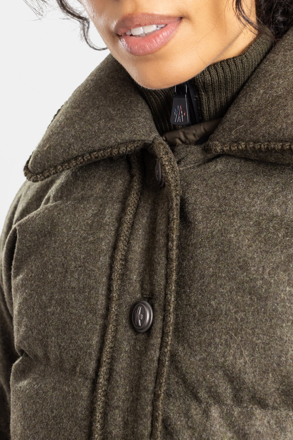 Plumífero Moncler Grenoble de lana caqui para mujer con detalles de botones, cuello de solapa y bordes deshilachados