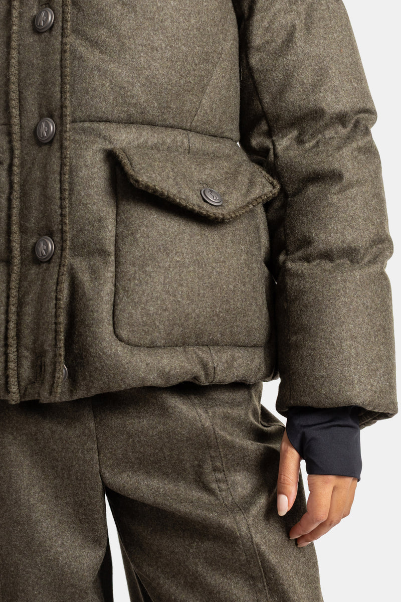 Plumífero Moncler Grenoble de lana caqui para mujer con bolsillo cargo con solapa y puño interior azul marino