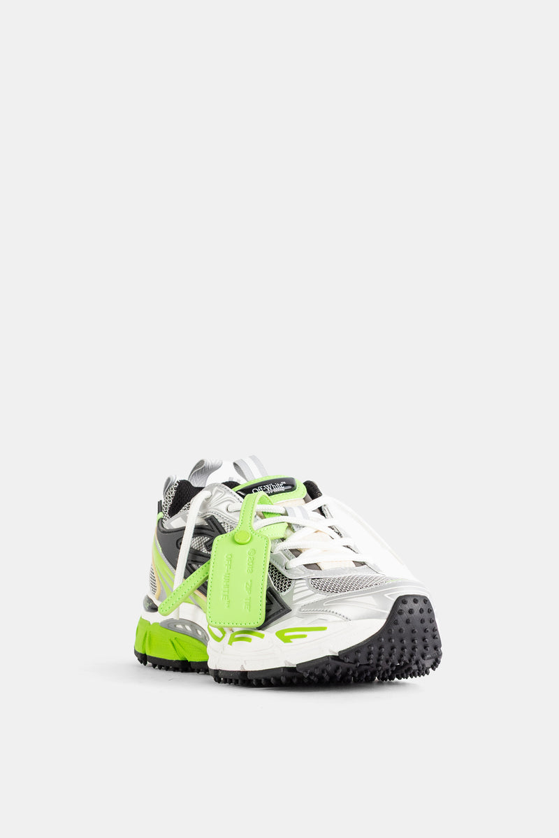 Off-White sneakers Be Right Back pendentif vert néon lacets blancs détails argentés vue trois quarts avant homme