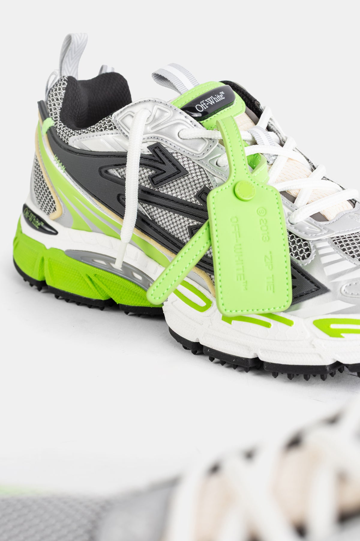 Off-White sneakers Be Right Back tag logo vert chartreuse lacets blancs croisés semelle chunky homme
