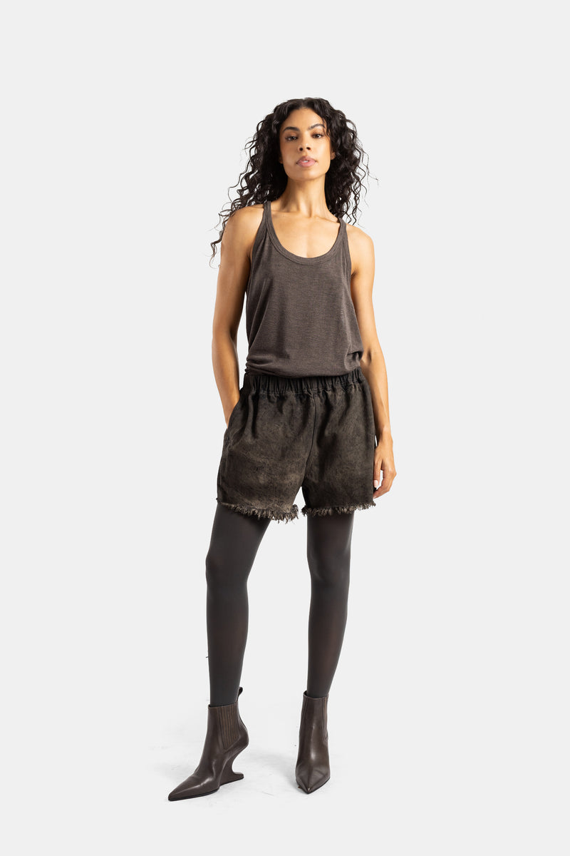 Braunes Rick Owens Jersey-Tanktop im Lagenlook für Damen mit schwarzen Fransen-Shorts und dunkler Leggings.