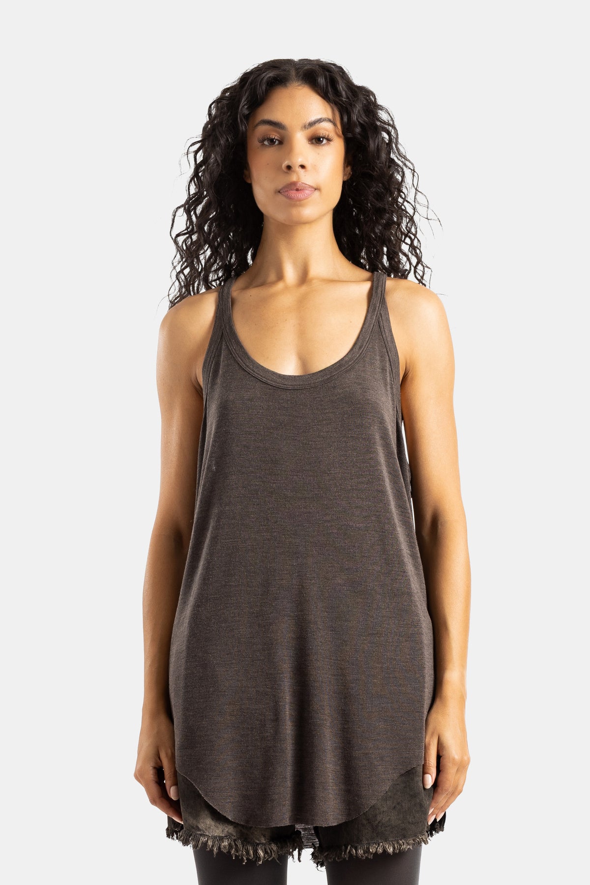 Camiseta de tirantes larga Rick Owens en jersey fino marrón, corte trapecio, cuello de nadadora y bajo redondeado