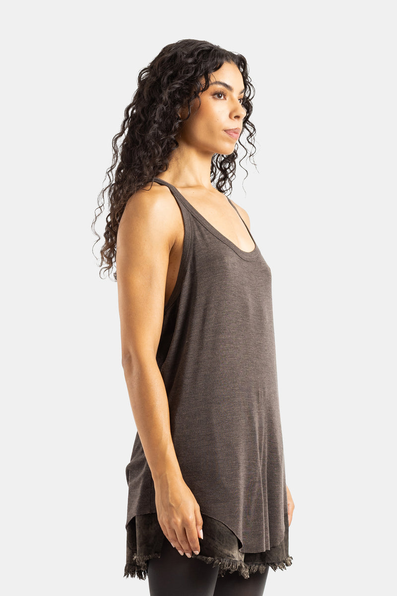 Camiseta tirantes mujer Rick Owens en jersey marrón de perfil, con dobladillo deshilachado y espalda nadadora