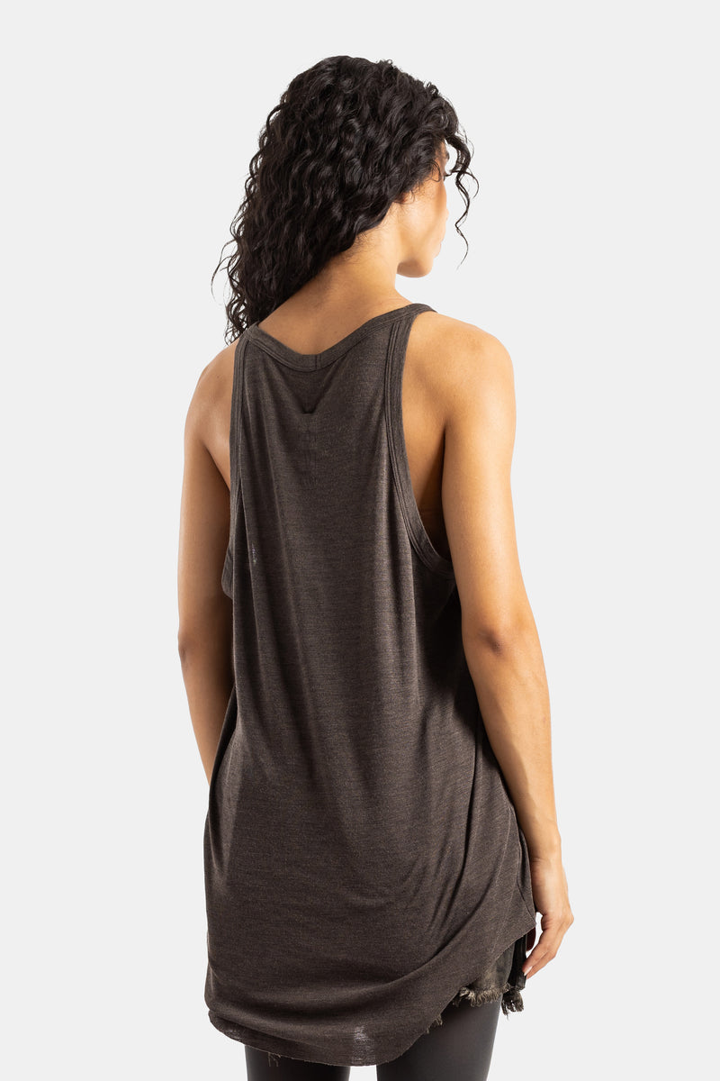 Camiseta de tirantes larga Rick Owens de jersey marrón, vista trasera, espalda nadadora y modelo de pelo rizado