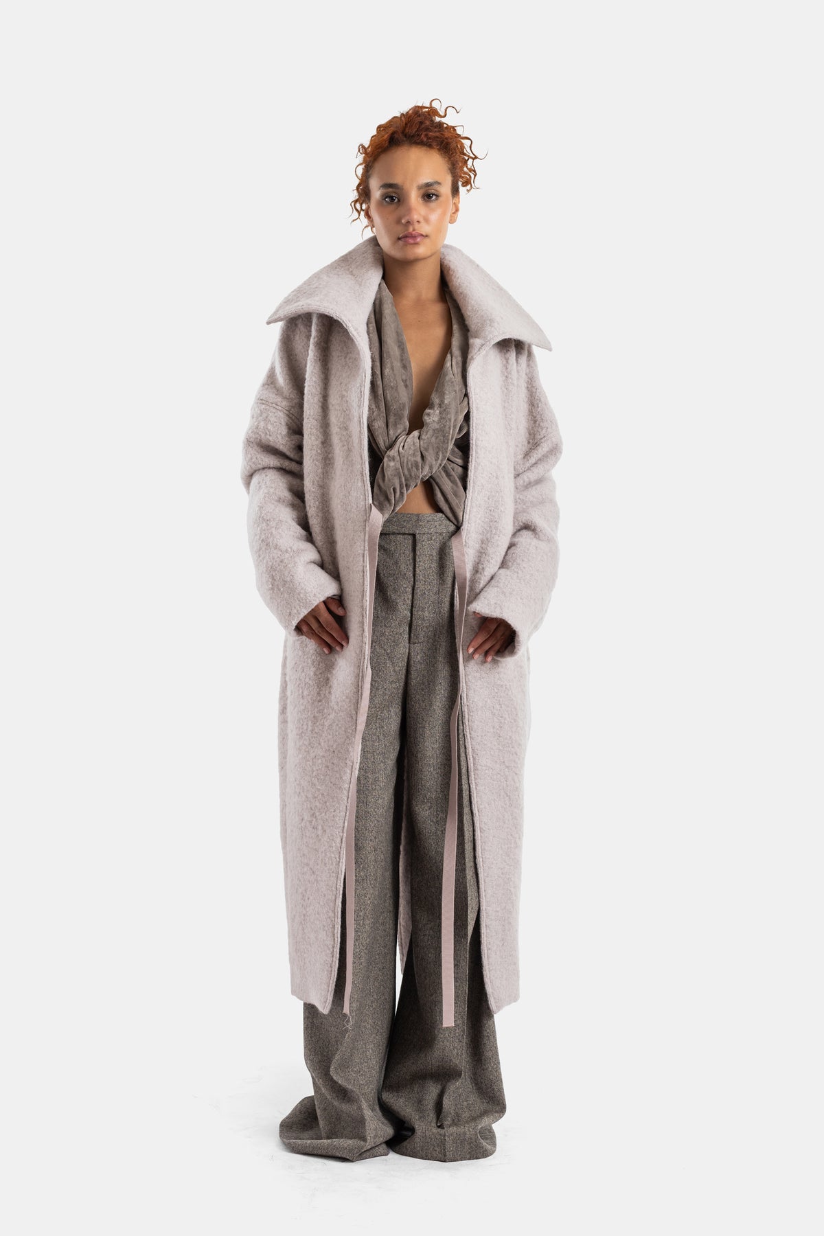 Cappotto lungo Rick Owens Dracucollar aperto, texture bouclée grigio perla su pantaloni a gamba larga donna