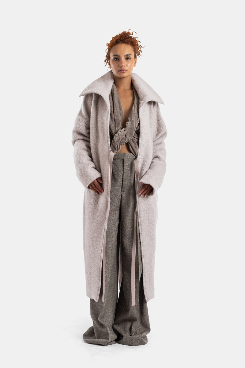 Cappotto lungo Rick Owens Dracucollar aperto, texture bouclée grigio perla su pantaloni a gamba larga donna