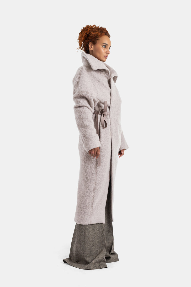 Cappotto lungo Rick Owens Dracucollar di profilo, silhouette fluida, cintura ton-sur-ton grigio perla donna