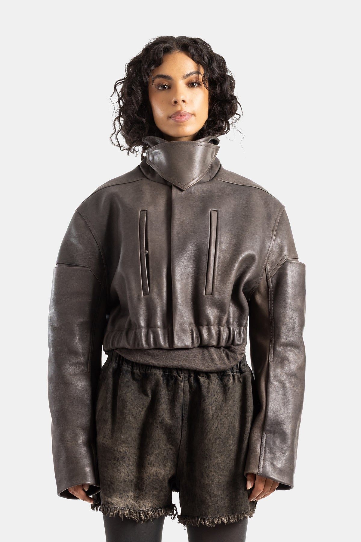 Cazadora bomber corta Rick Owens en cuero marrón oversize de cuello alto y mangas anchas corte esculpido mujer