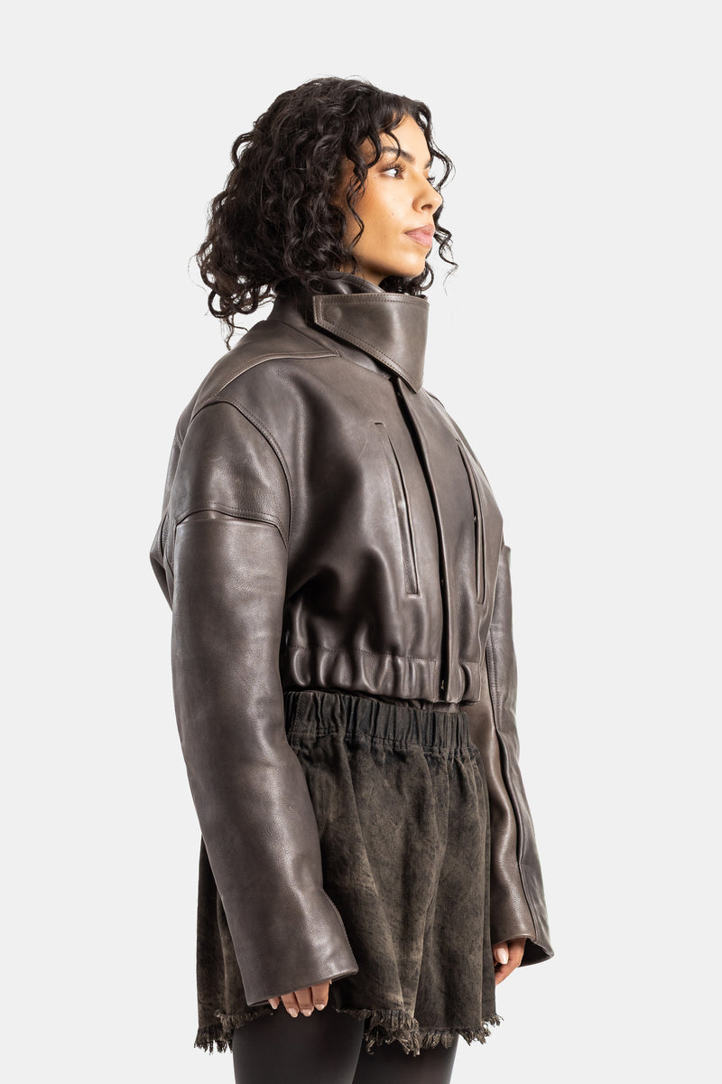 Cazadora bomber Rick Owens de cuero marrón perfil mujer con cintura elástica bajo deshilachado y shorts vintage