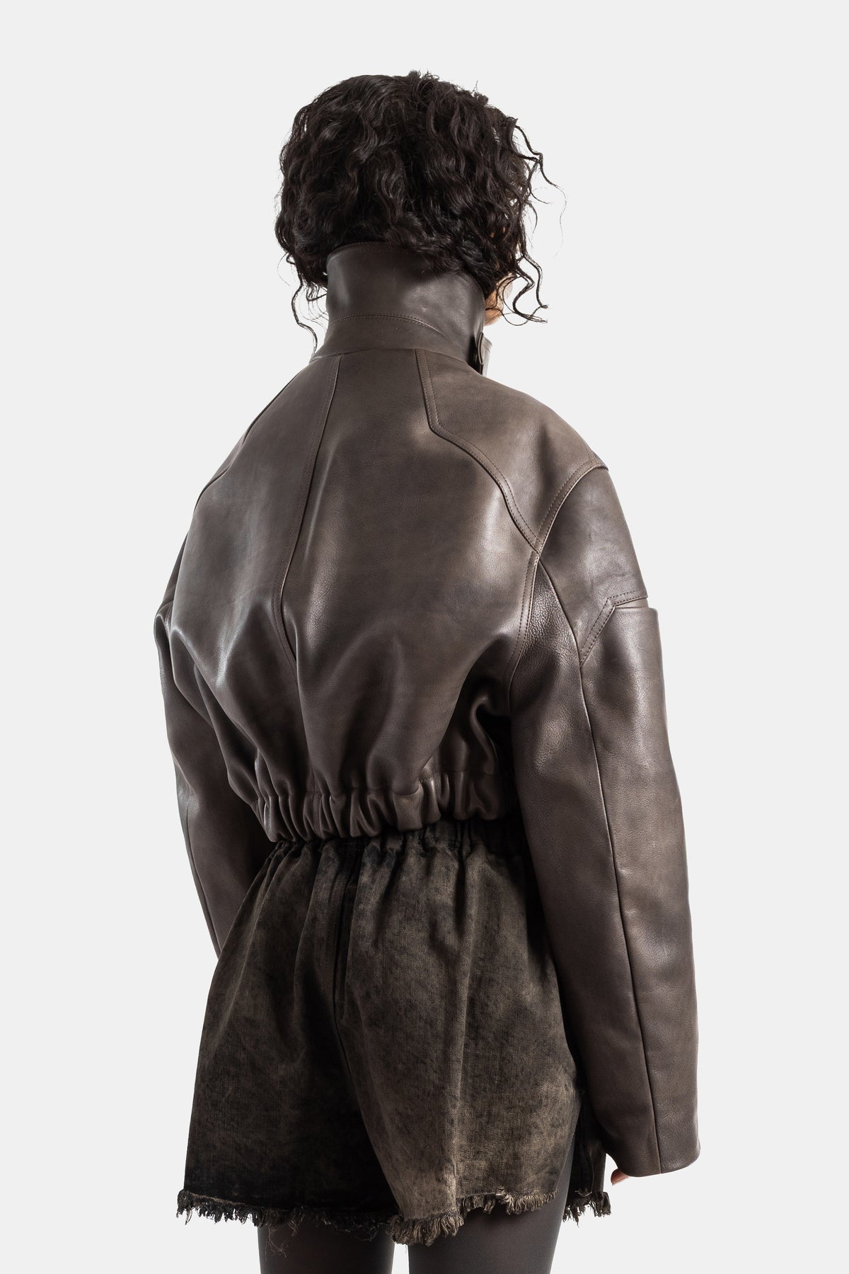 Cazadora bomber Rick Owens de cuero marrón espalda fruncida cintura elástica cuello alto mujer vista trasera