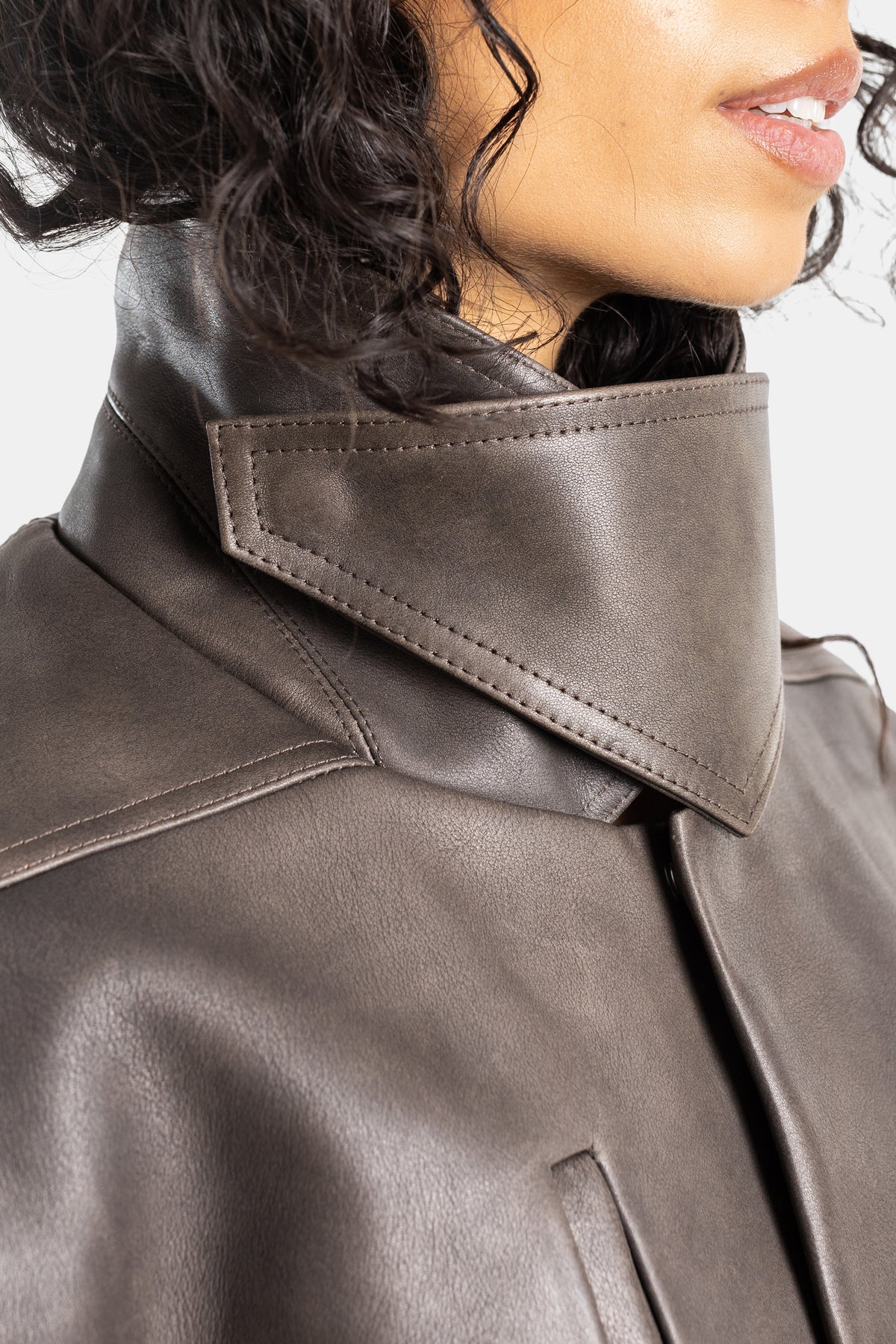 Cazadora bomber Rick Owens cuero marrón cuello alto estructurado costuras visibles zoom detalle cuello mujer