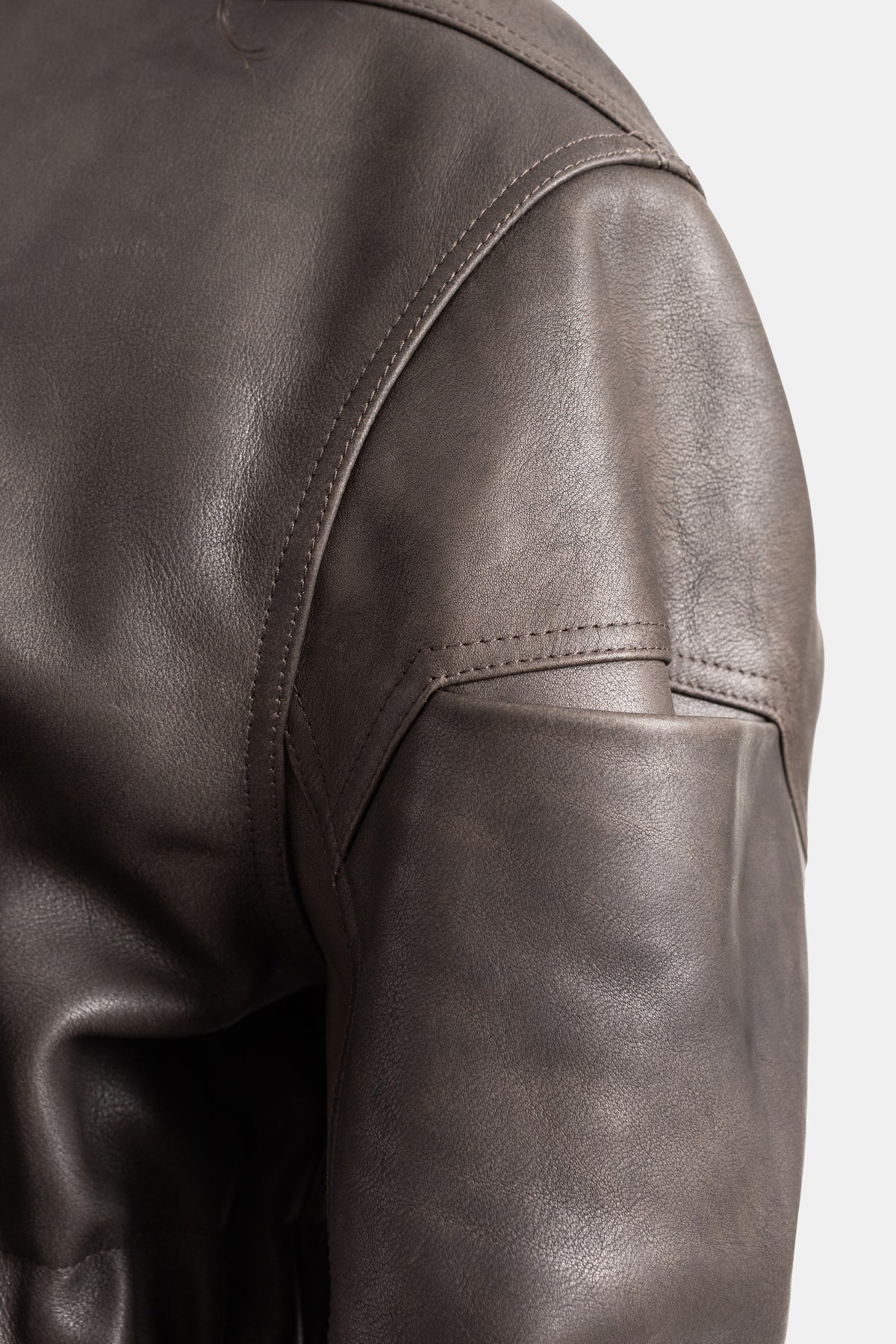 Cazadora bomber Rick Owens cuero marrón manga raglán costuras tono sobre tono hombro estructurado mujer