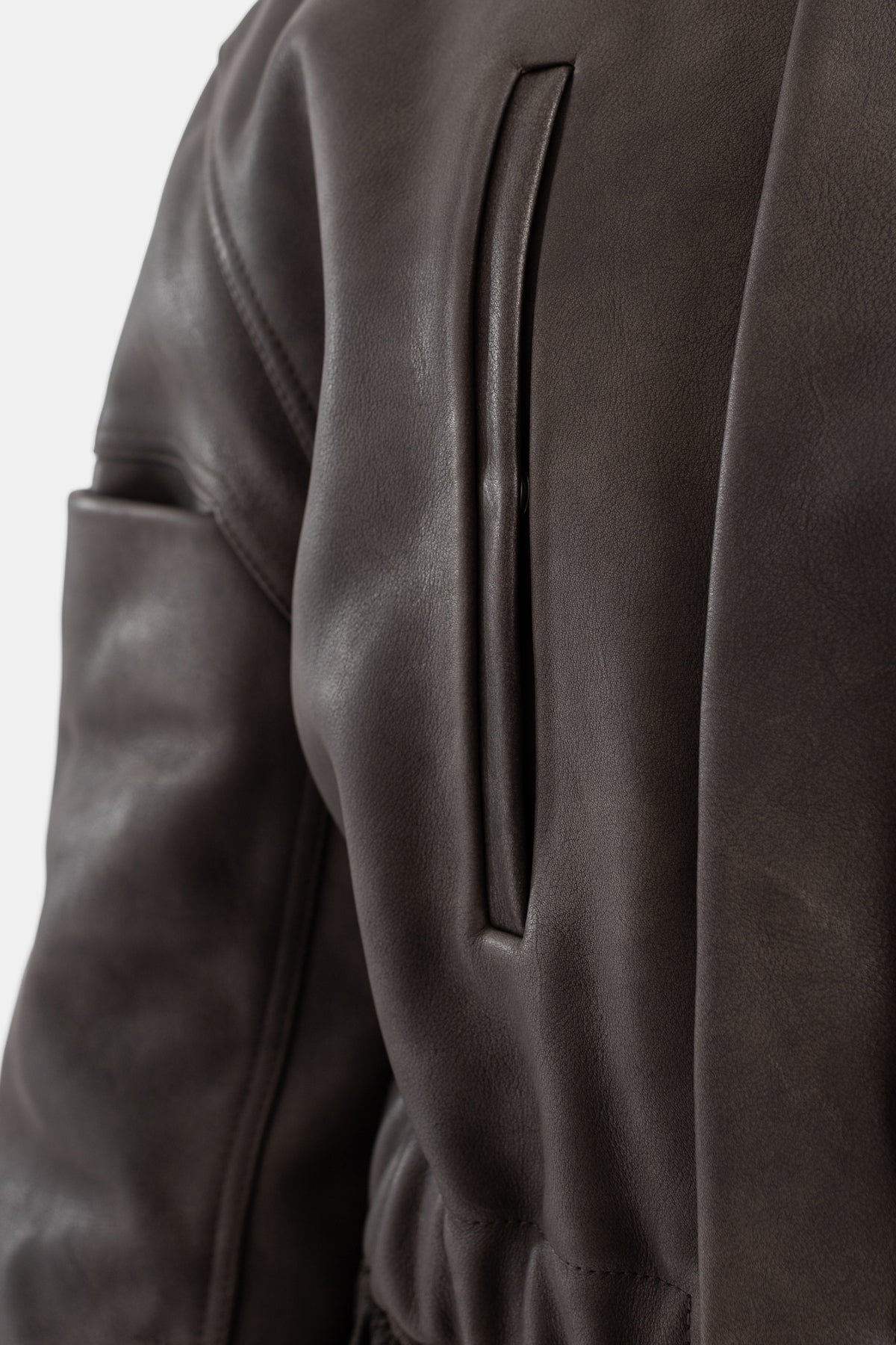 Cazadora bomber Rick Owens de cuero marrón bolsillo vertical ojal detalle lateral acabado liso mujer