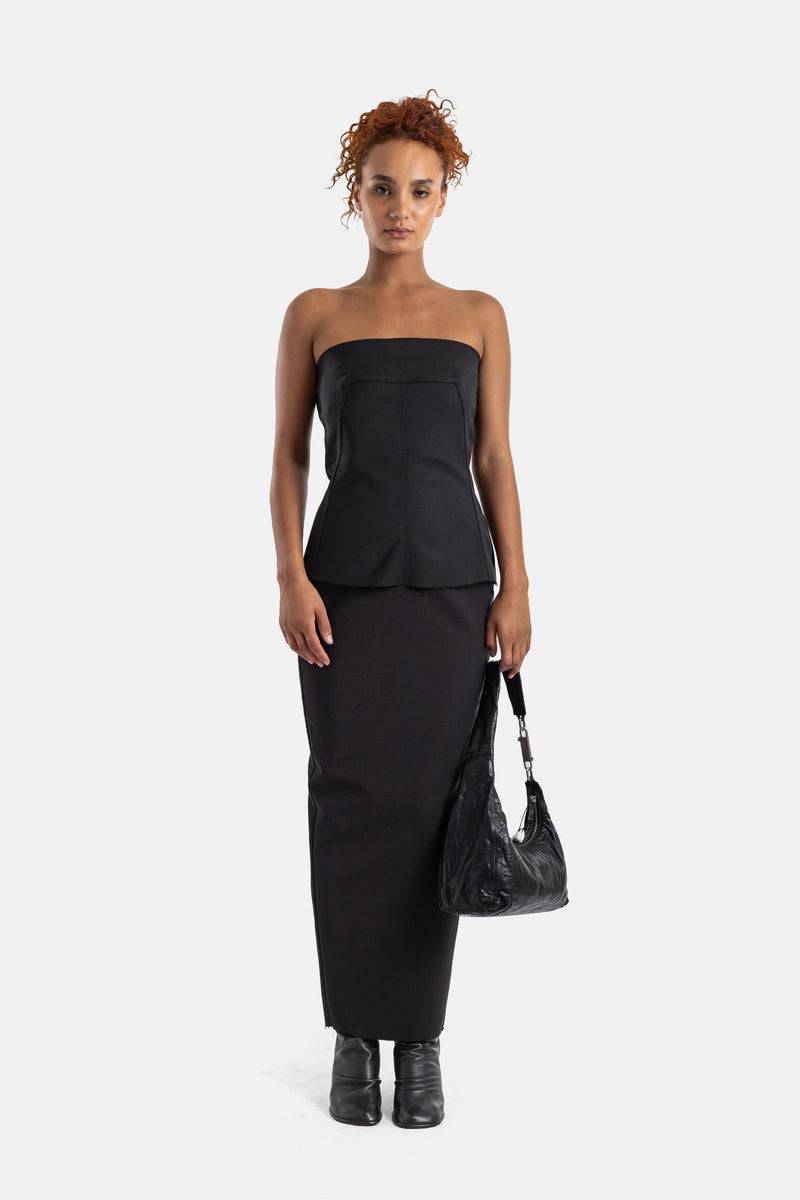 Bustier nero Rick Owens per un look total black da donna con borsa hobo in pelle stropicciata e stivaletti.