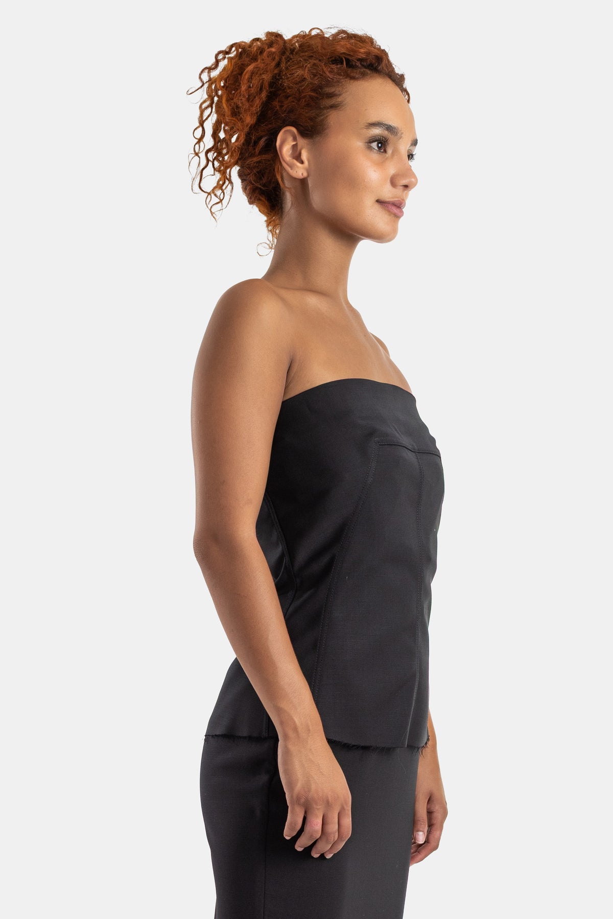 Top bustier negro de Rick Owens de perfil con silueta ajustada, tejido estructurado y falda a juego para mujer.