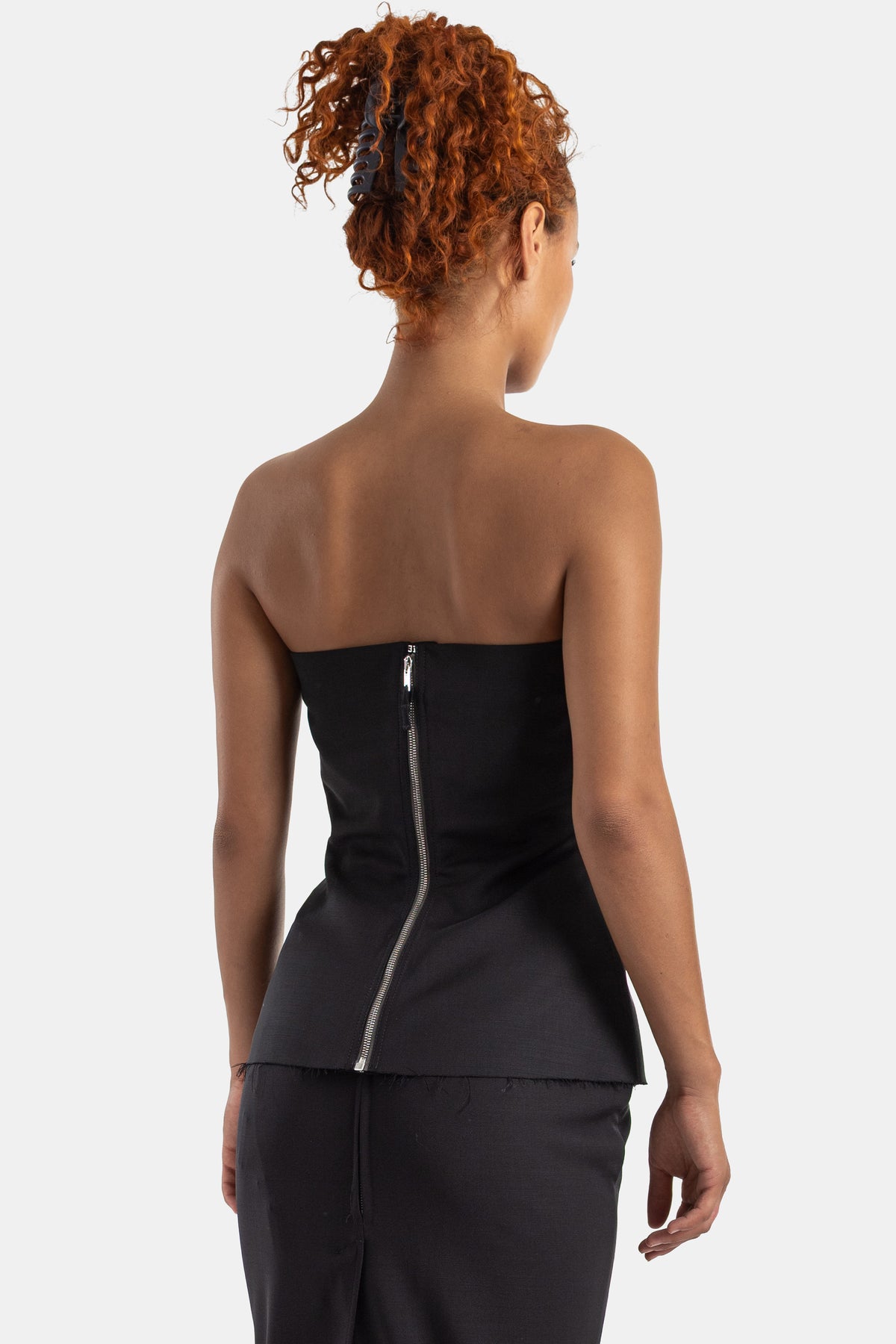 Bustier negro Rick Owens con cremallera trasera plateada y espalda descubierta con falda a juego para mujer.