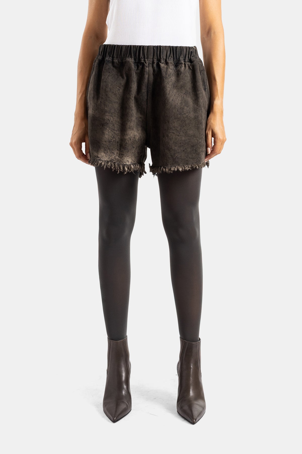 Shorts Rick Owens in denim marrone délavé con vita elasticizzata, orlo sfrangiato e volume strutturato.
