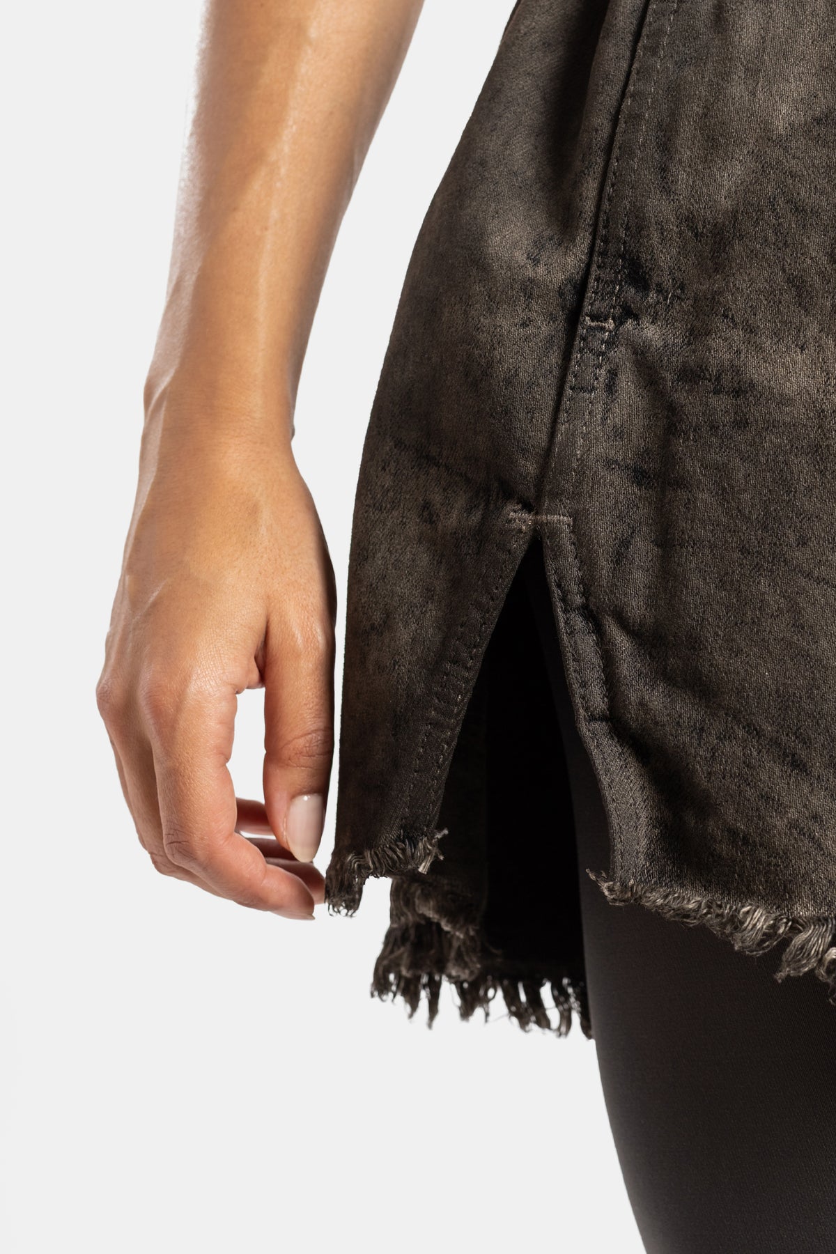 Shorts in denim marrone Rick Owens con spacco laterale e orlo a taglio vivo, abbinati a legging neri.