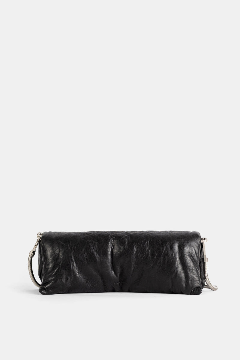 Schwarze Rick Owens Soft Clutch aus Knautschleder mit silberner Schlangenkette und Kissen-Silhouette.