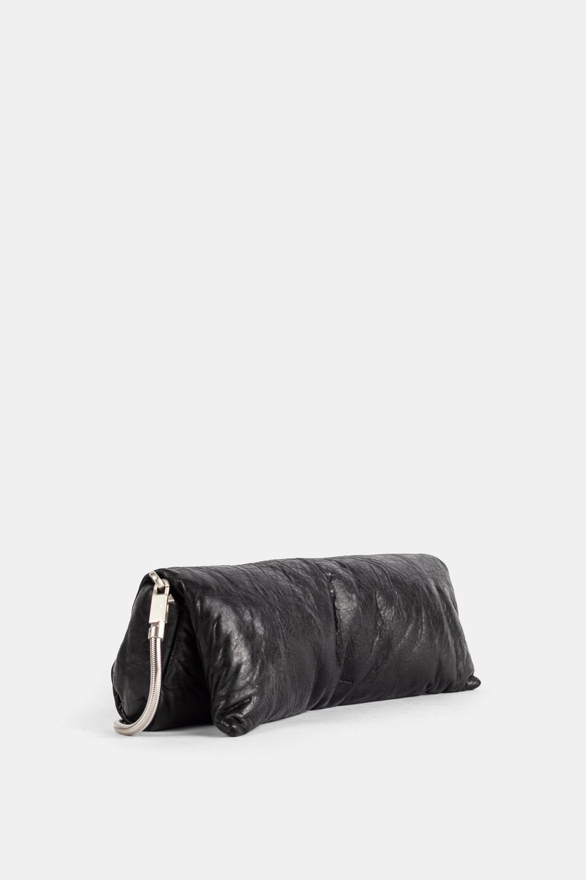 Rick Owens pochette cuir froissé noir vue trois quarts, fermeture éclair argentée et anneau rigide métallique