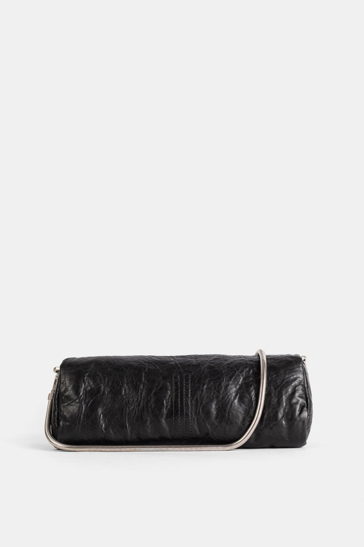 Rick Owens clutch cuir noir froissé posé à plat, profil latéral avec bordure rigide argentée