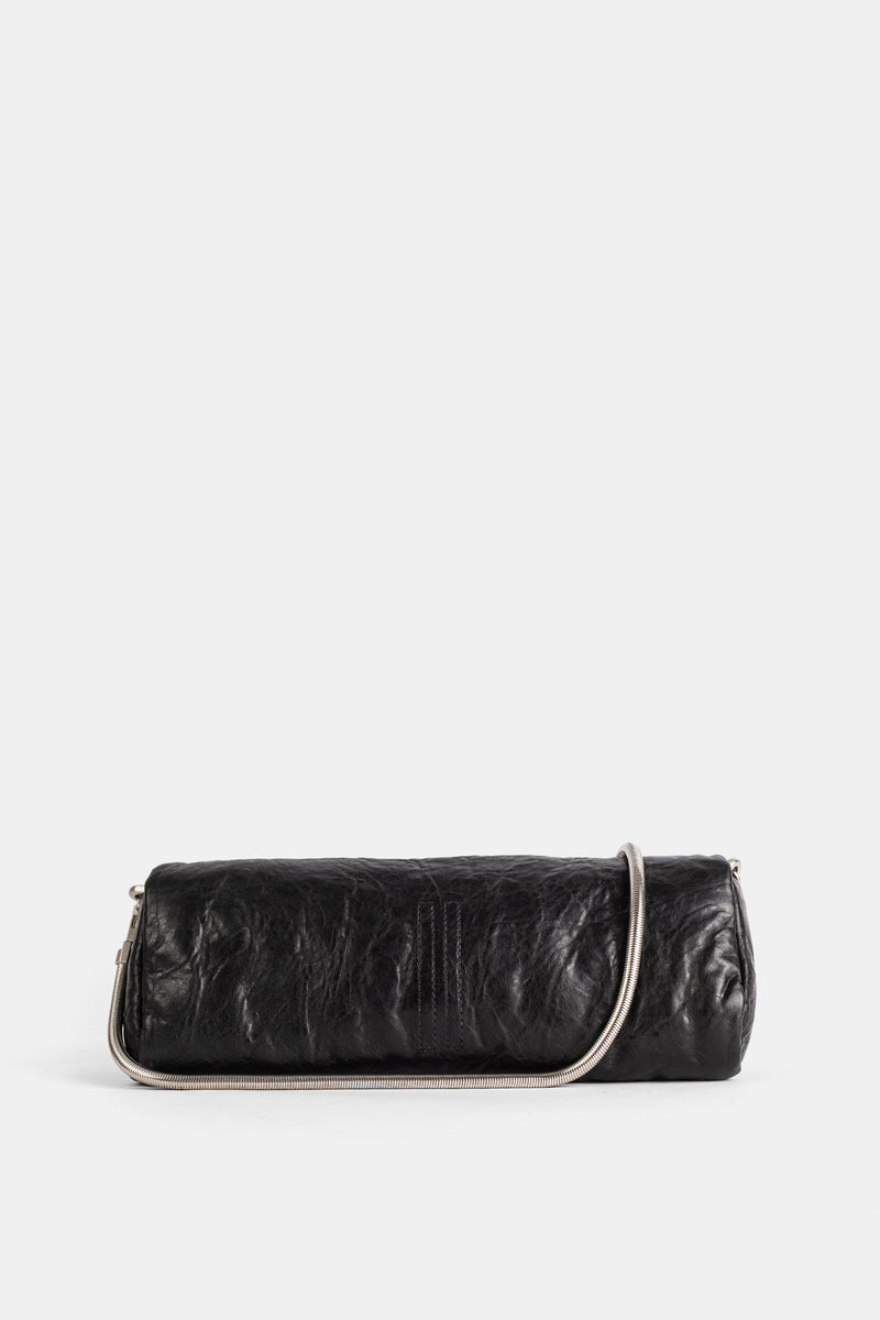 Flach liegende Rick Owens Clutch aus schwarzem Knautschleder, Seitenprofil mit fester silberner Kante.
