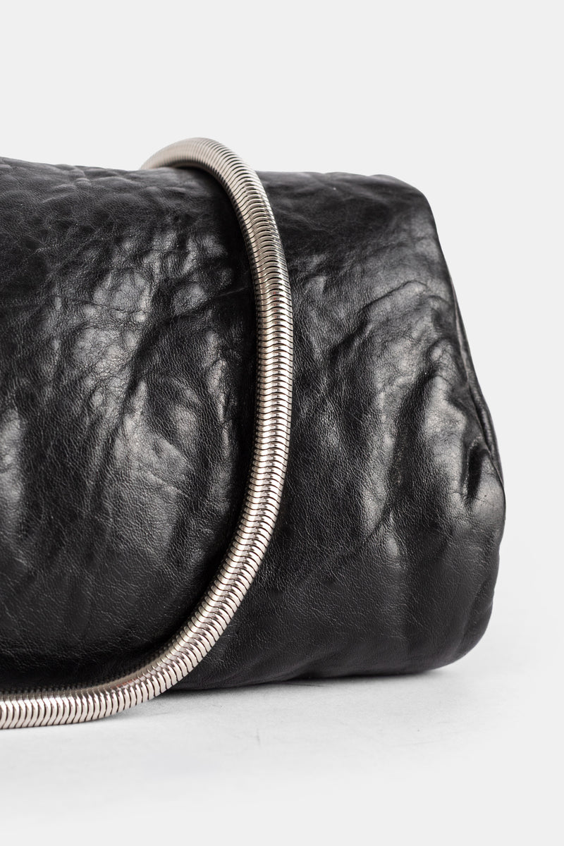 Rick Owens clutch cuir froissé noir gros plan, anse rigide spiralée argentée en métal brossé