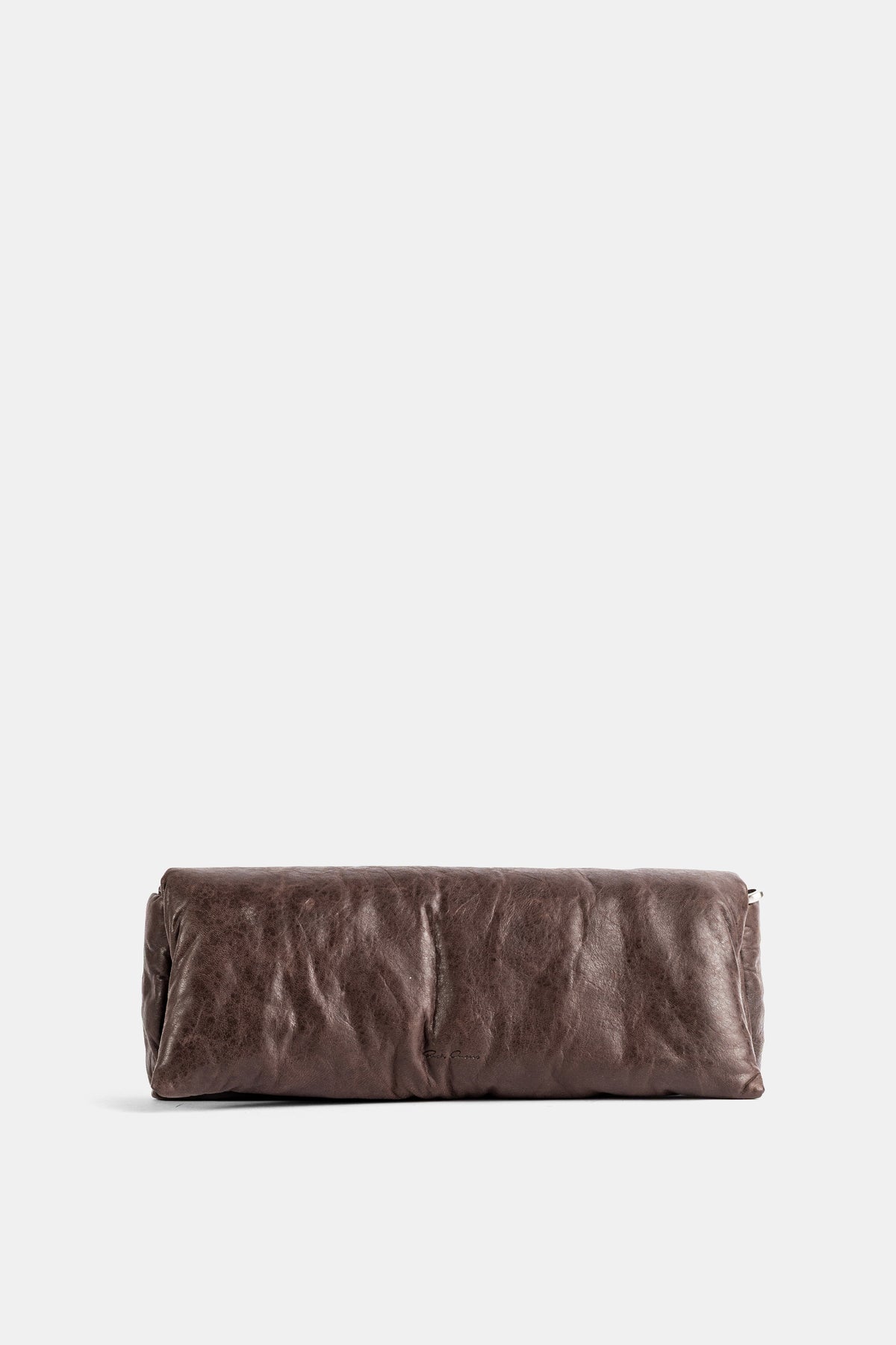 Rick Owens Soft Clutch aus braunem Knautschleder, weiches Volumen und minimalistische horizontale Silhouette
